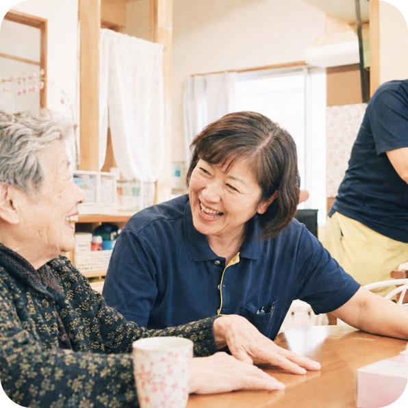 自宅で語らう人たち