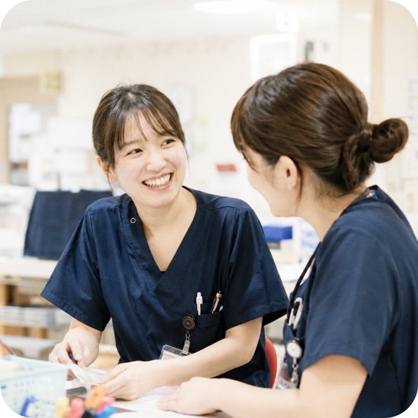 医療の現場で話す看護師たち